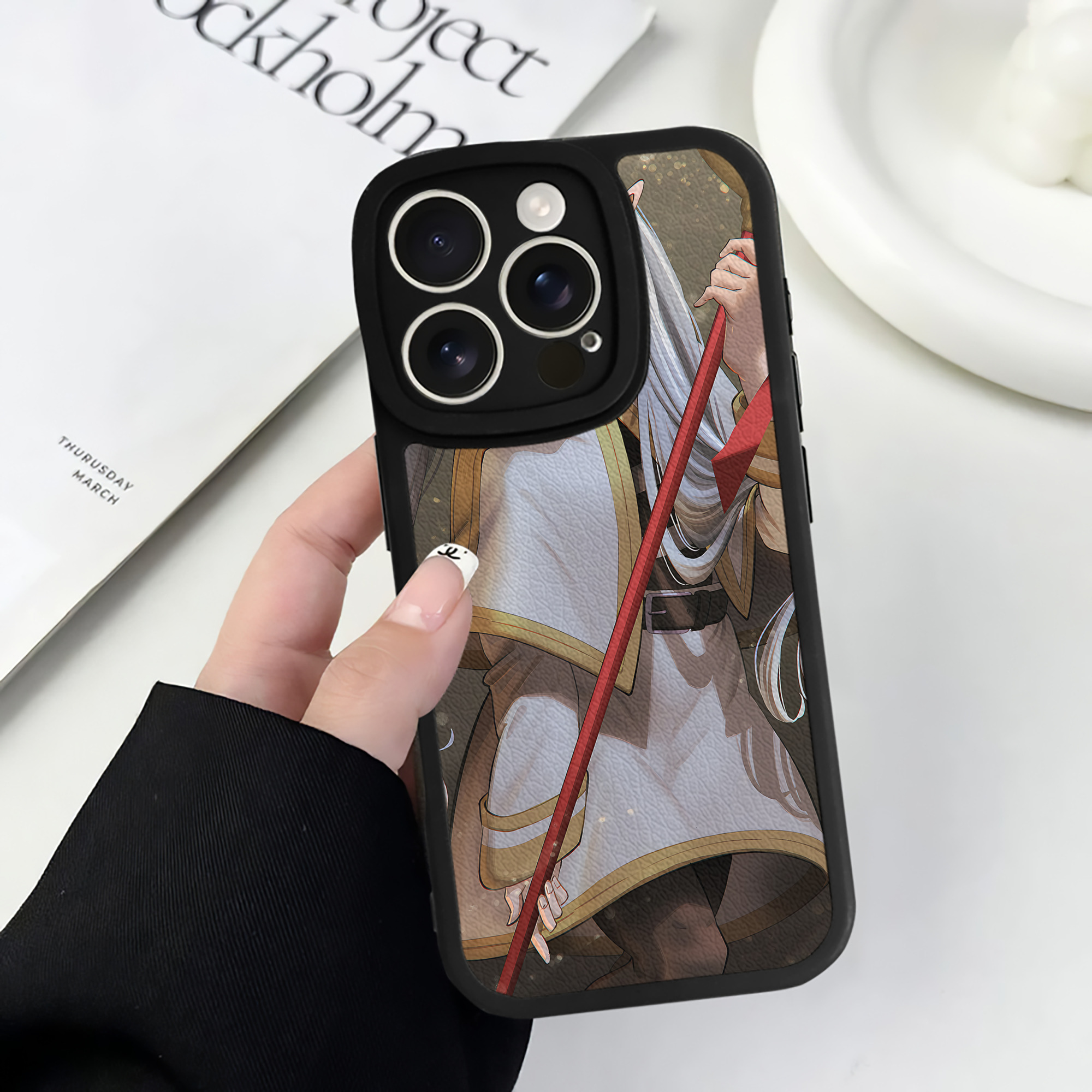 （画像用） 葬送のフリーレン Frieren 【iPhone 16シリーズ対応】シリコンスマホケース（レザー調） 材質：シリコン